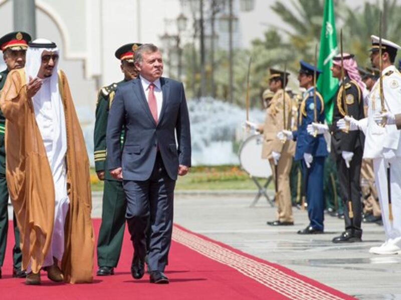 The King of Saudi Arabia receives King Abdullah of Jordan at the airport. (Twitter/Arab News)