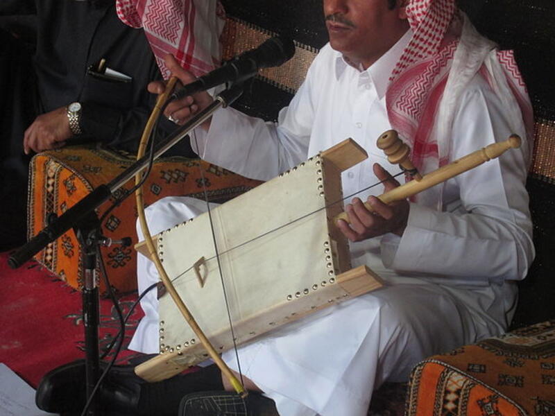 Saudi musician performs (Wikimedia Commons)