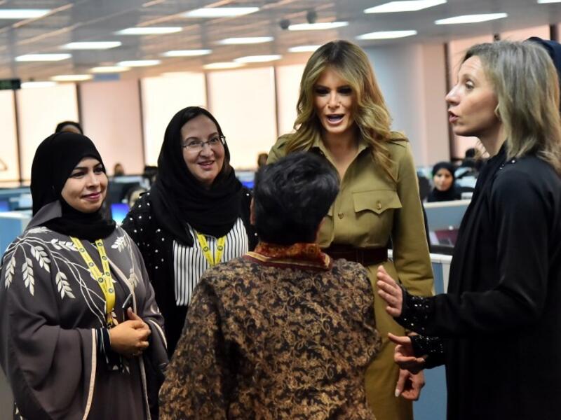 First Lady Melania Trump (C) chats with employees during a visit to the GE All-Women Business Process Services and IT Centre on May 21, 2017, in the Saudi capital Riyadh. (AFP/Giuseppe Cacace