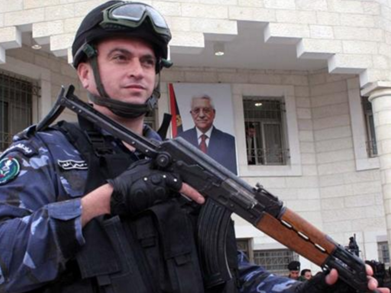 A Palestinian police officer stands guard outside a West Bank building. (AFP photo) 