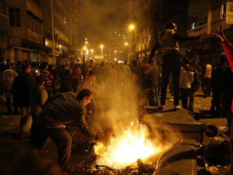 
والآن لا يكاد يمر شهر دون مشكلة طائفية قد تثيرها علاقة حب بين مسلم ومسيحية أو خلاف حول بناء كنيسة. يتهم السلفيون الأقباط بنشر المسيحية في مجتمع مسلم مما سبب حدوث نزاع بين الطرفين وشعور بعدم الأمان للأقباط في وطنهم.
