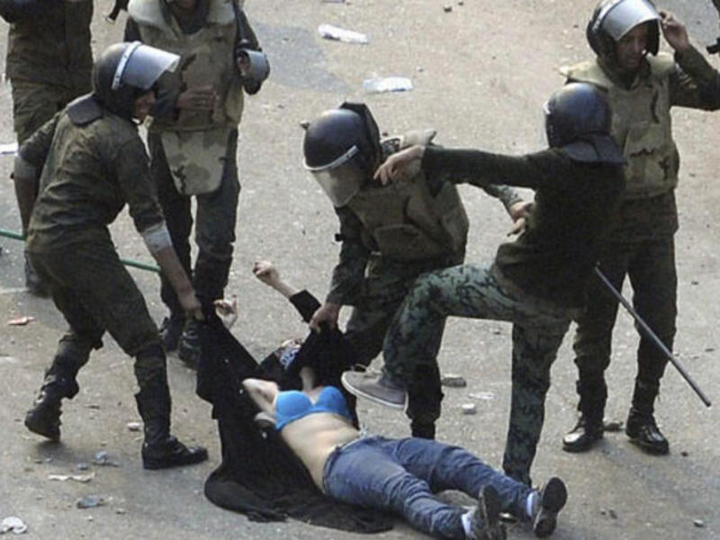 
صارت فتاة "الصدرية الزرقاء" هي الصورة الرمزية لمصر ما بعد الثورة. ما تعرضت له صار يرمز للعنف العشوائي ضد المسلمين والمسيحيين معا على يد الجيش المصري ذلك أن جنودا في الجيش المصري اعتدوا عليها بالضرب وجردوها من ملابسها في الشارع برغم ارتدائها الحجاب.
