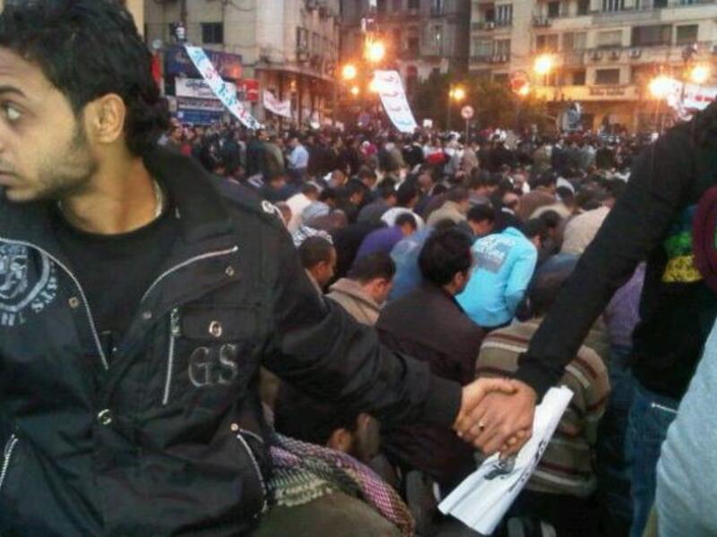 
قد تذكرنا هذه الصورة التي لا تنسى للدرع البشري الذي أقامه الأقباط لحماية المسلمين أثناء صلاتهم للجمعة  من بلطجية مبارك بِحلم يسعى المصريون إلى تحقيقه. بعد التنحي؛ تطالعنا الأخبار بأنباء حرق الكنائس والعنف بين المسيحيين والمسلمين.