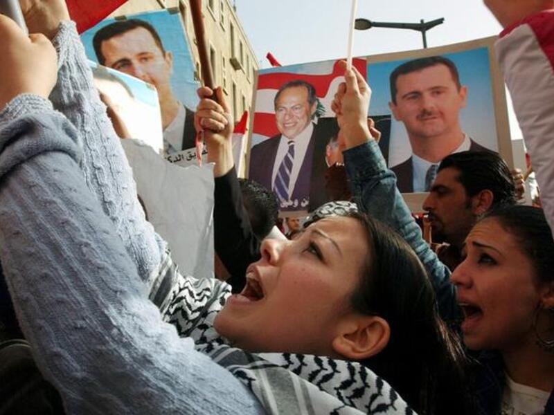 
يعتبر رأس الكنيسة القبطية مؤيدا للأسد. وكما هو الحال بالنسبة لبابا الأقباط الذي حافظ على دعمه لمبارك حتى سقوطه -وبرغم الدور الذي لعبه الأقباط في ميدان التحرير- فإن الكنيسة في سوريا تدعم نظام الأسد برغم وجود ناشطين مسيحيين يعارضون النظام.
