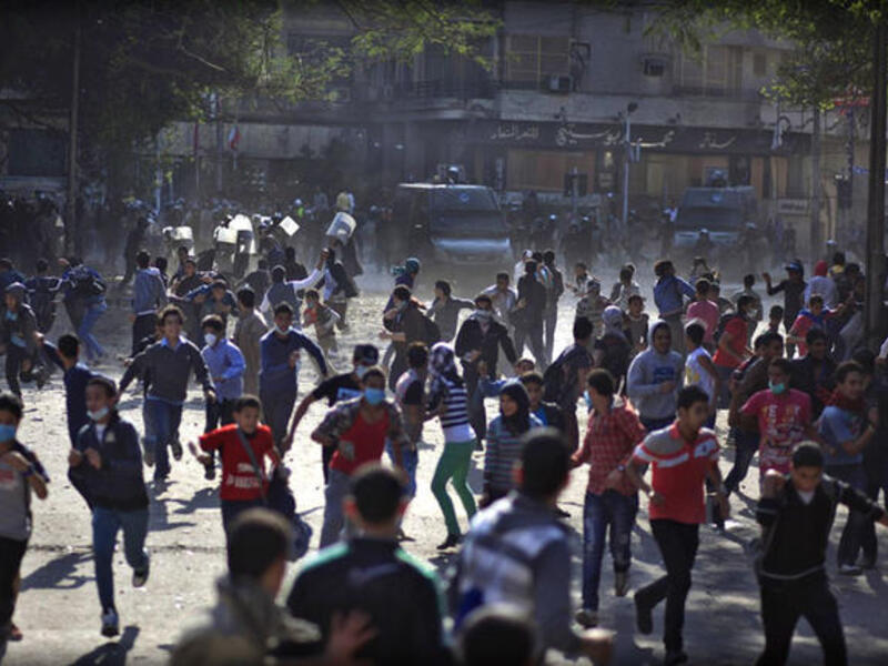 Police clash with protestors at Tahrir