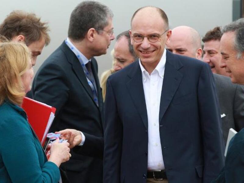 وزير الدفاع ماريو ماورو أثناء قمة الثمانية