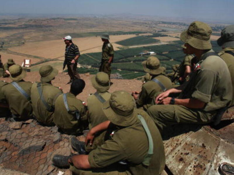 Israeli soldiers in the Golan face Syria 