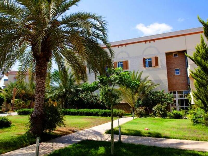 صورة لبيت عائشة القذافي من الخارج والذي كان العديد من الليبيين يعتقد بأنه بين عادي وبسيط. أطلق على عائشة لقب "كلاوديا شيفر الشمال الإفريقي" بسبب لون شعرها الأشقر وشهادتها التي يقال بأنها حصلت عليها من جامعة السوربون في فرنسا.