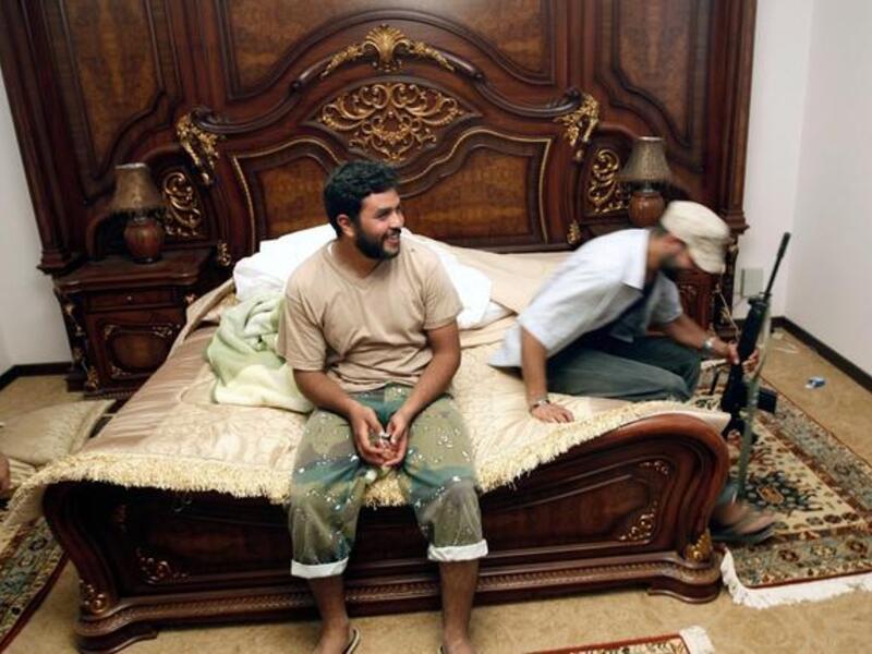 صورة من غرفة نوم القذافي في بيت المزرعة الخاصة به. ويبدو أن القذافي قد اعتاد التنقل بين عدة بيوت سواء في المدينة و الريف أو خيمة القذافي الشهيرة.