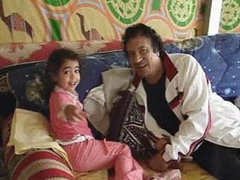 
القذافي يلاعب حفيدته الصغيرة مما يكشف عن جانب أكثر لطفا من شخصيته كإنسان عادي وهو الذي عرف باستخدامه لكلمة "زنقه… زنقه" و"جرذان".
