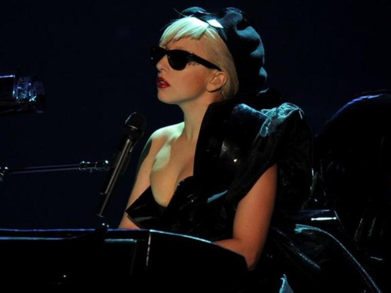 Madonna sings Lady Gaga in MDNA, Middle East