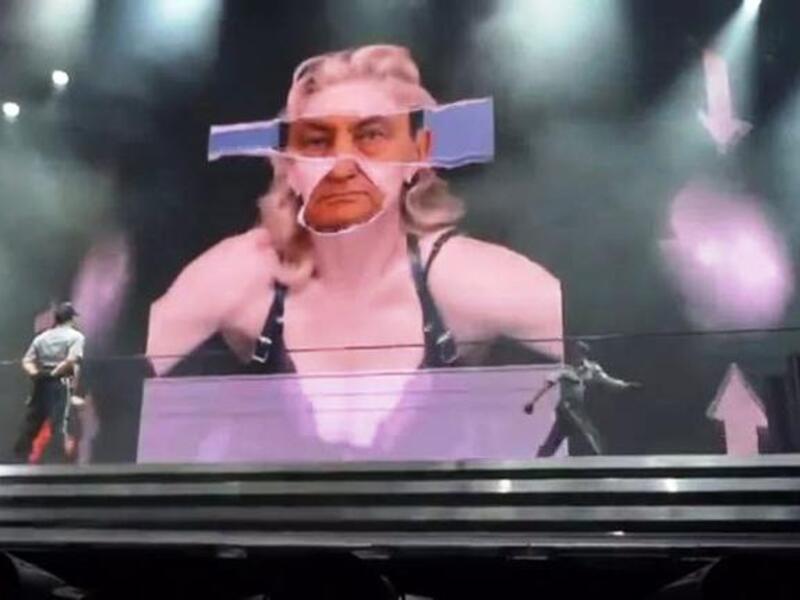 Madonna shows Mubarak on her screens at MDNA