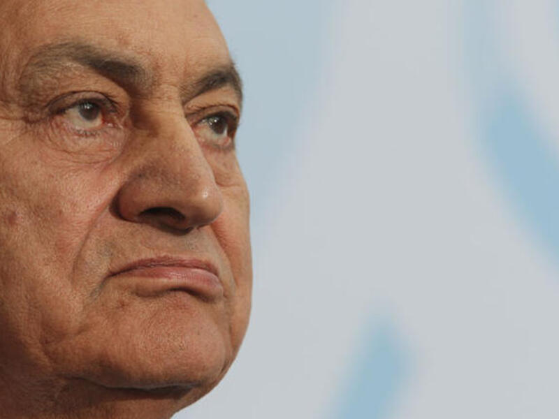 Coward and thief, name-calls by the crowds. Held in hospital for questioning, before joining his prison gang. Private fortune 40 billion: in 30 years  he siphoned  off public funds, the equiv of stealing 187,000 Egyptian pounds from each of his people.