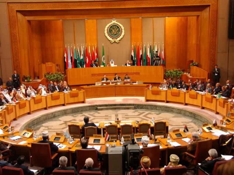 ‎عمل مبارك على عودة العلاقات مع الدول الإسلامية والعربية، وعودة مقر الجامعة العربية للقاهرة في العام ١٩٨٩‫‬.