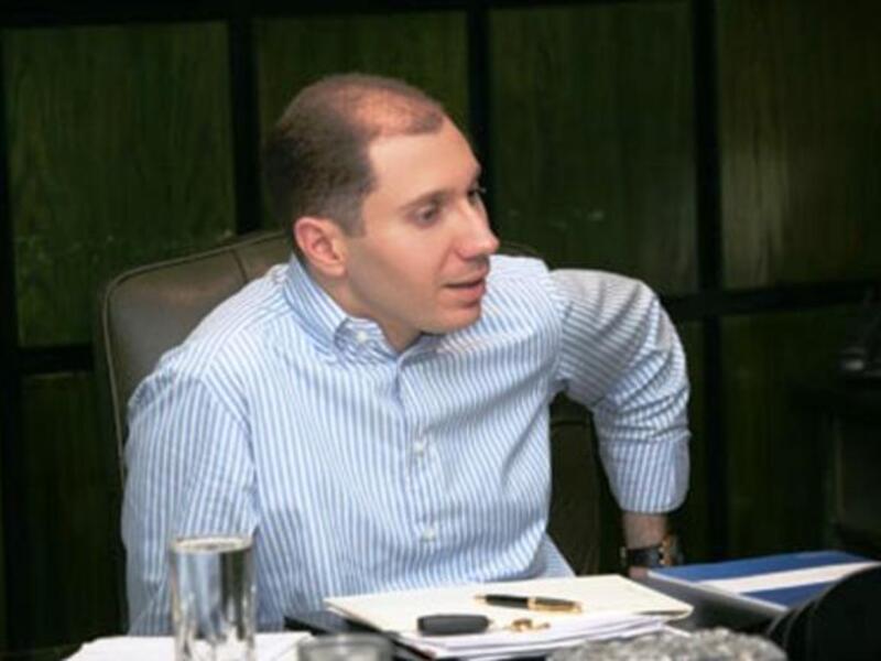 هيثم الدحلة رجل أعمال ورئيس مجلس الشركة المتحدة القابضة: يواجه تهمة الرشوة بعدما قام بتعيين أحد أقارب موظف مراقبة الشركات بسام العتوم، في مطعم يملكه ضمن مجموعته، مقابل السكوت عن التجاوزات المالية لشركات الدحلة، ما يعتبر رشوة.
رجل الاعمال هيثم الدحلة