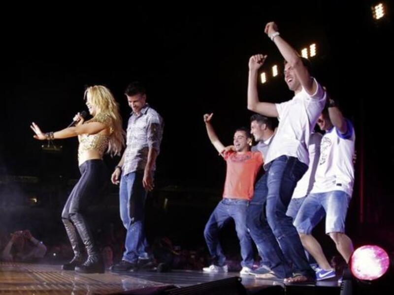 Latin spirit, love and FC Barcelona revelry came together: Shakira invited the winning football Champion League team-mates in a celebratory dance, led by her and their defender Gerard Pique. Here on stage at her Barcelona concert. 