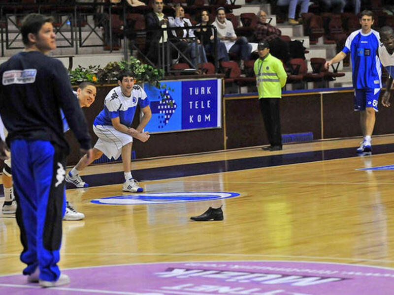 Turkish supporters throw shoes at Israeli basketball