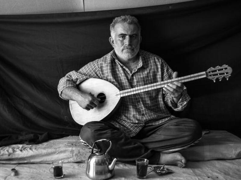 Syrian refugee with guitar (Photo UNHCR/ B Sokol)