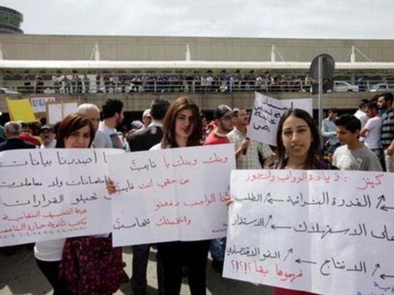 Protestors at Beirut airport call for higher wages (Daily Star)