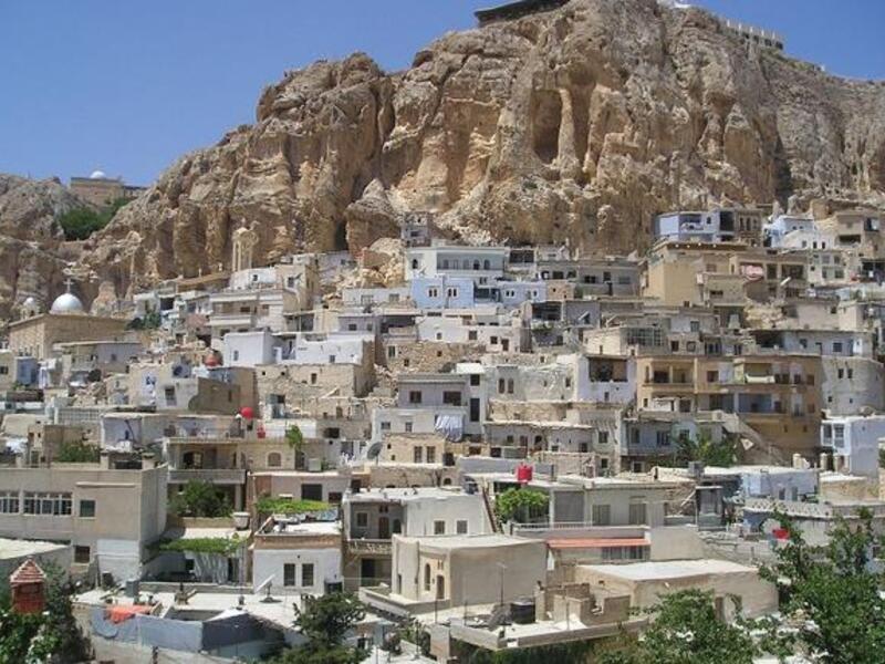 السريان: يرتبط اسمهم بالمزار المسيحي في معلولا، وتقيم هذه الأقلية في ضواحي دمشق. تعود أصولهم إلى العراق وسوريا وإيران وتركيا ويعرفون أيضا باسم الكلدان وتكلمون السريانية ويدعمون نظام الأسد.