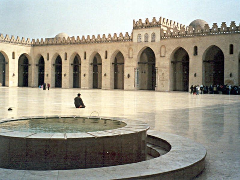الإسماعيلية (١٪): مؤيدون للثورة عمومًا. عرفوا بالعنف في الماضي (كانت جماعة "الحشاشين" من أتباعها) واشتهروا بالاغتيالات المنظمة تحت تأثير الحشيش المخدر. هم ثاني أكبر جماعة شيعية في السلمية قرب حماة وينقسم أتباعها بالتساوي حول الموقف من النظام.