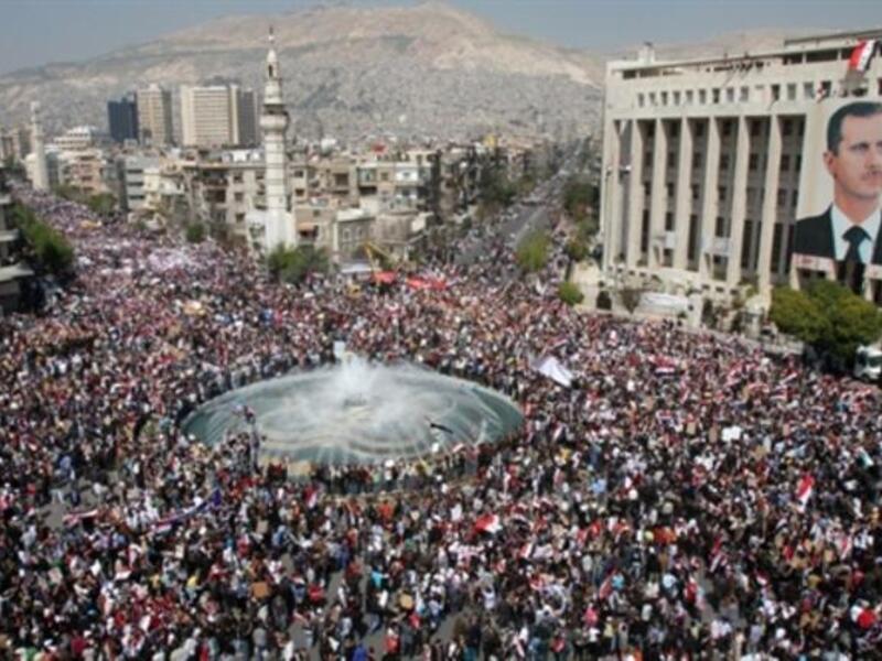 كان من غير المتوقع مع انتشار المظاهرات في المدن السورية أن يقوم المتظاهرون بتمزيق صور للرئيس الأسد ووالده.