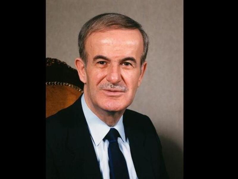 الأسد الأب: حافظ الأسد، وصل إلى السلطة عن طريق انقلاب قاده في 1970 وفي 1982، قمع الأسد الأب الانتفاضة الإسلامية في حماة وقتل عشرات الآلاف.