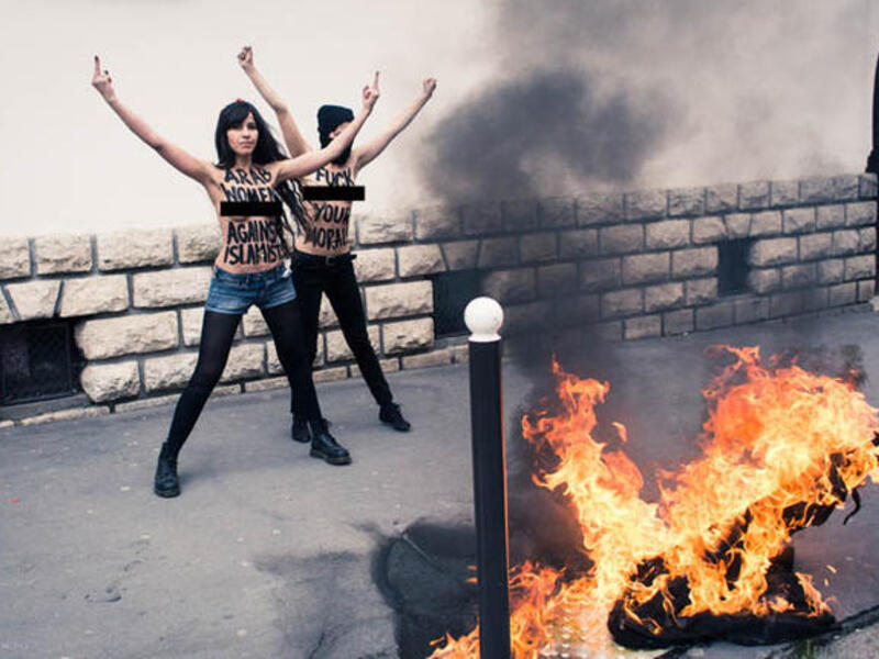 FEMEN-ists burning Salafi flag in Paris