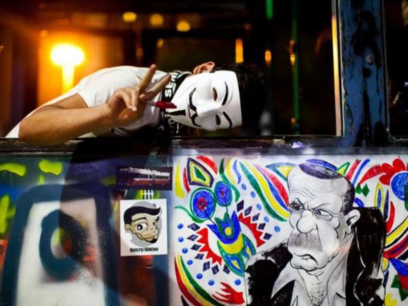 When revolutioneering, it’s essential to get your message right, or the whole thing fizzles out. This slumped chap is clearly an amateur! Guy Fawkes? V for Vendetta? Either way, that’s definitely a victory sign. Or a peace sign. Or an order for two much-needed coffees