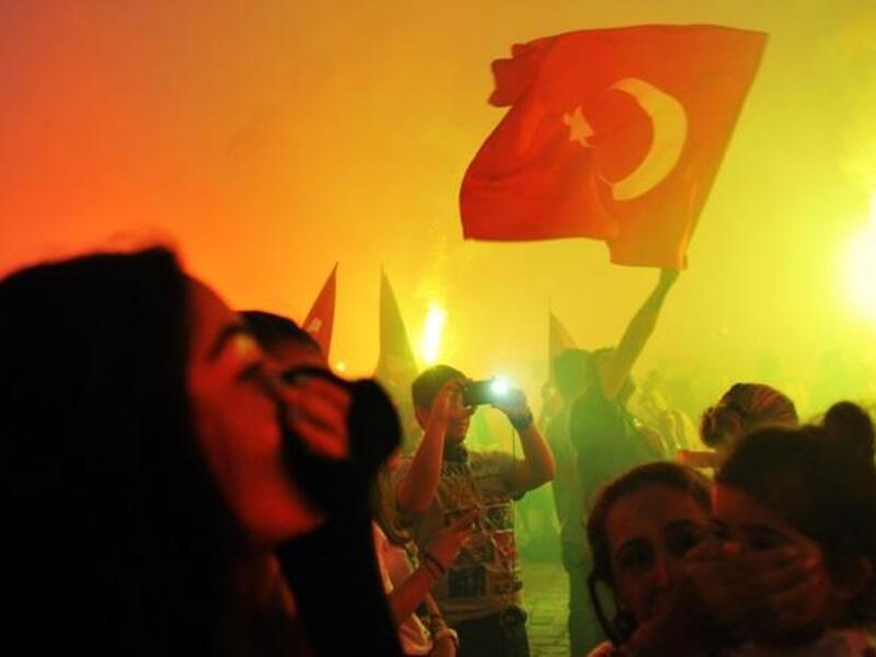 Gas masks are the must-have accessory if you’re heading to a Turkey demo. If the police teargas doesn’t get you, then the smoke will! Protestors in Izmir put on quite a show, setting off fireworks and flares during a demonstration in Gundogdu square