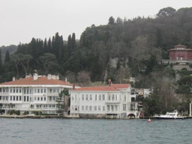People on boat cruises on the Bosporus are met with tour guides who know to point out the famous landmarks from the soaps and with bemusement, tell tourists that it is much more popular with Arab viewers than with Turks.