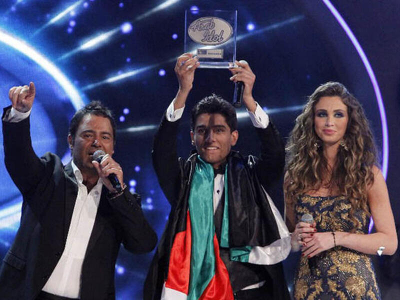 عساف يحمل جائزة عرب أيدول 