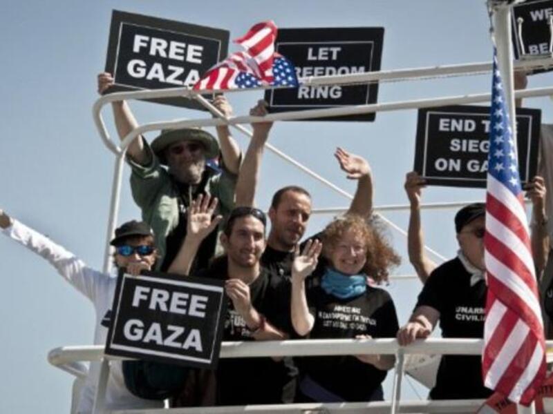 Still smiling, activists after 8/10 boats intercepted 2 weeks on from the sunny start. 2 remaining boats of aspiring
sea-farers, French ship the 'Dignity El Karameh' and the Swedish-Norwegian-Greek 'Juliano' still struggle, docked in the
Greek grip.