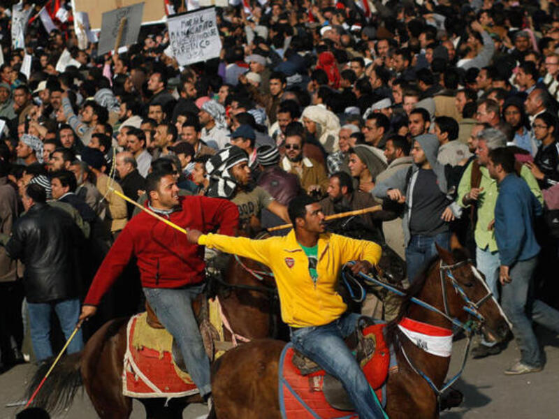 موقعة الجمل التي حدثت في ٢ فبراير، حين اقتحم مؤيدو مبارك من البلطجية ميدان التحرير على ظهور الجمال والأحصنة في مشهد لا ينسى ليصطدموا مع المعتصمين في الميدان. اتهم مبارك وأعوانه بتدبير الهجوم لإنهاء الاحتجاجات والمظاهرات ضد نظامه. 