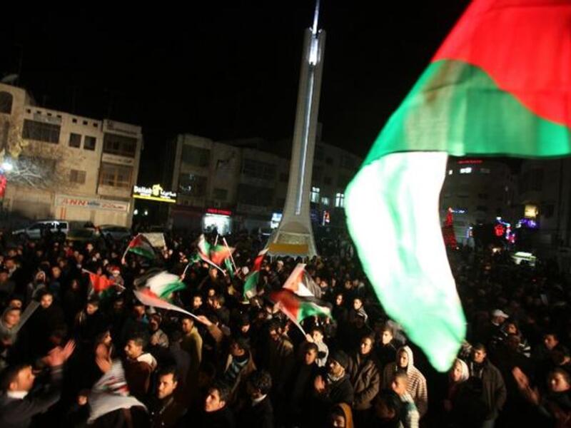 فلسطينيو رام الله يستقبلون 2013 بالأعلام الفلسطينية