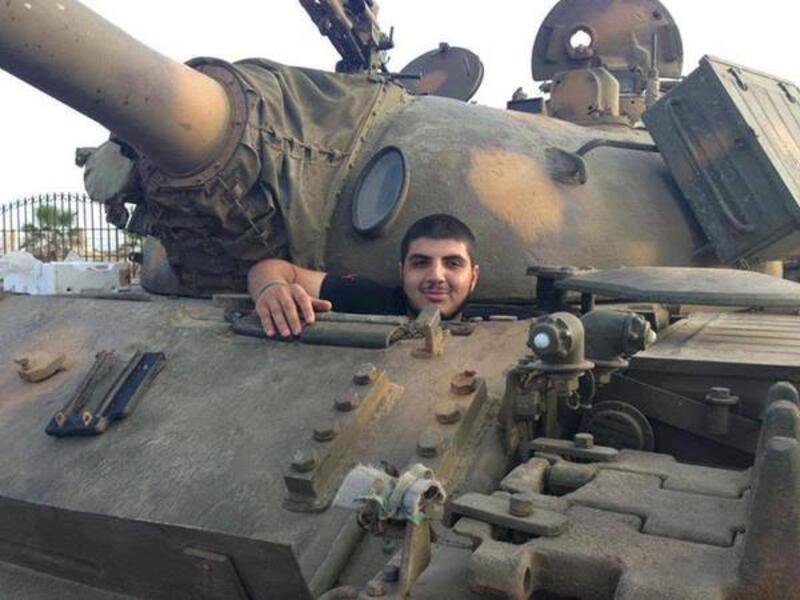 3- لم تنته الحادثة عند ذلك فبعد خروج سليمان وصعوده لسيارته مع ضحكاته وضحكات مرافقيه المجلجلة، أدار وجهه فلمح شاباً يراقب ما يحدث، فناداه  طالباً منه أن يمد راسه داخل السياره ليغلق عليه نافذة السيارة ثم خرج من السيارة ممسكاً بعصا وبدأ بضرب الشاب.