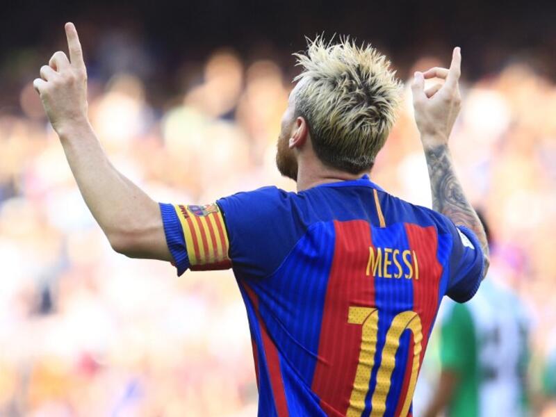 المهاجم الأرجنتيني ليونيل ميسي (برشلونة) بطول 170 سم.