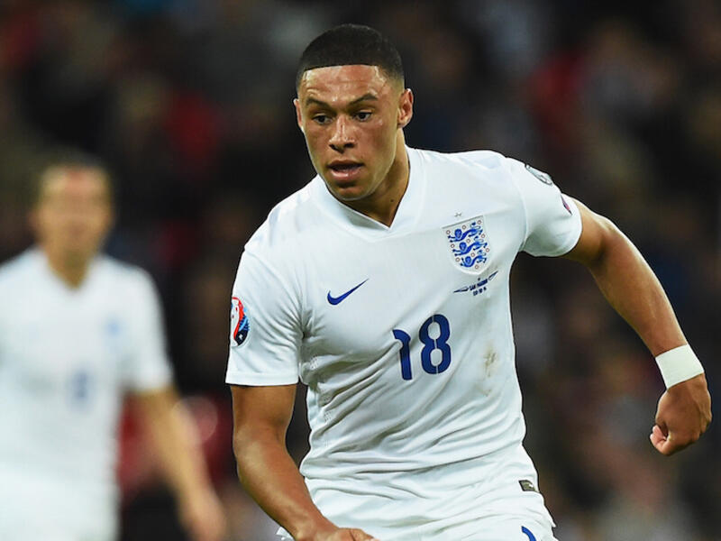 لاعب الوسط الإنجليزي أليكس أوكسلايد تشايمبرلين: عانى من إصابة في الركبة مرتين الأولى في مباراة أمام برشلونة، والثانية خلال التدريبات مع آرسنال ليغيب بالتالي عن اليورو.