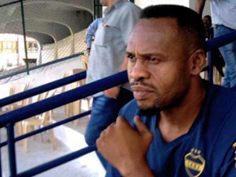 المدافع النيجيري المعتزل إيميكا إيزيوغو: أعلن إسلامه عام 2012، ورغم أنه لم يحترف في أي من الدوريات الكبرى، إلا أنه خاض تجارب في السويد والولايات المتحدة والهند وبيرو.