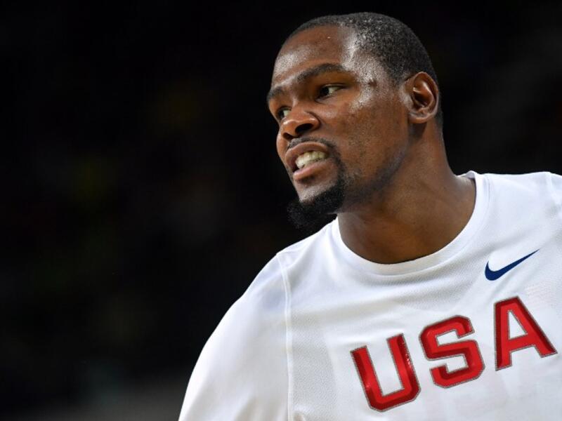 المركز الخامس: لاعب منتخب الولايات المتحدة وغولدن ستايت ووريرز كيفين ديورانت (كرة سلة): شكل انتقاله عام 2015 من أوكلاهوما سيتي ثندرز إلى ووريرز أفضل فريق في دوري السلة الأميركي نقطة تحول منحته شهرة واسعة، علاوة على أنه سيتقاضى 53.2 مليون دولار خلال عامين.