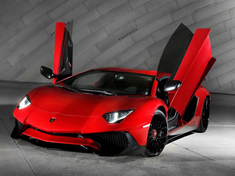 لامبورغيني آفينتادور (Lamborghini Aventador) ويتراوح سعرها ما بين 403 إلى 533 ألف دولار.