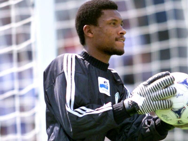 الحارس السعودي محمد الدعيع: شارك في 172 مباراة دولية ما بين عامي 1993 و2006 (13 عاماً و32 يوماً).