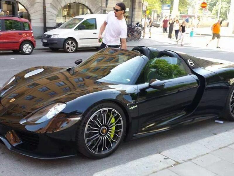 4- المهاجم السويدي زلاتان إبراهيموفيتش: بورشيه 918 سبايدر وسعرها 616.8 ألف جنيه استرليني