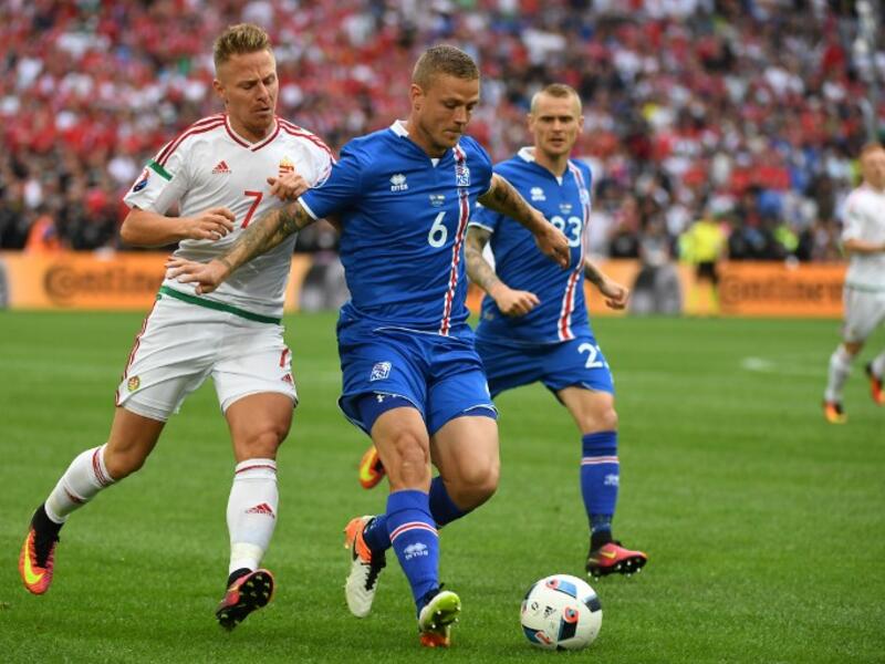 المدافع الآيسلندي راغنار سيغوردسون: لم يتوقع أحد أن ينجح منتخب بلاده في خطف بطاقة التأهل، ولم يكن ذلك ليحدث لولا صلابة سيغوردسون الذي أوقف كريستيانو رونالدو وقدم أداءً منضبطاً أمام النمسا.