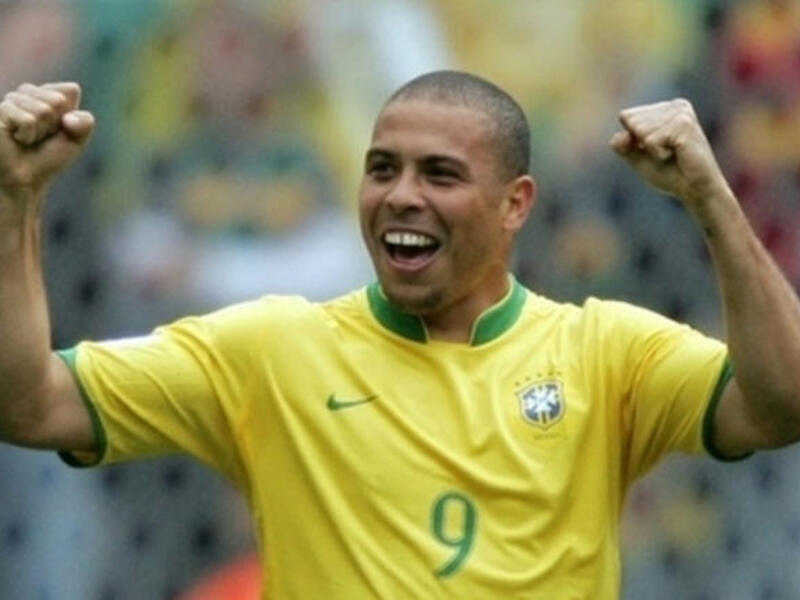 4- الظاهرة رونالدو: شكل مونديال 2006 خيبة أمل كبيرة للبرازيليين، بعد خروج المنتخب حامل اللقب من ربع النهائي ضد فرنسا، لكن العزاء الوحيد كان في كسر الظاهرة رونالدو لرقم غيرد مولر بعد هدفه في غانا الذي رفع به رصيده إلى 15 هدفاً جعلته الهداف التاريخي للبطولة.