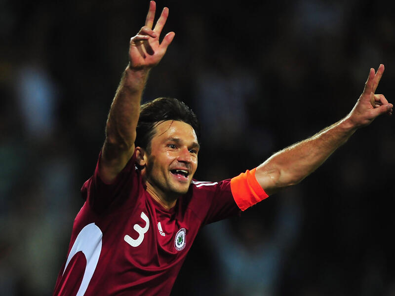 لاعب الوسط اللاتفي فيتياليس آستاهييفس: شارك في 167 مباراة دولية ما بين عامي 1992 و2010 (18 عاماً و83 يوماً).