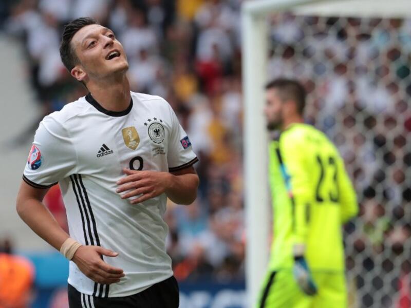 صانع الألعاب الألماني مسعود أوزيل (آرسنال): يتقاضى 18 مليون دولار سنوياً من بينها راتب سنوي يصل إلى 12 مليون دولار.