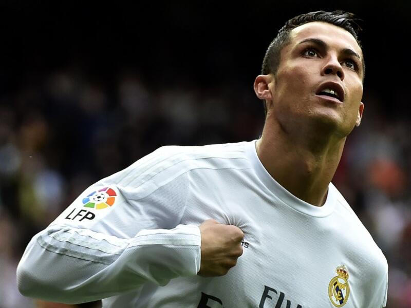 2- المهاجم البرتغالي كريستيانو رونالدو (ريال مدريد): 67.4 مليون يورو سنوياً (راتب: 32 مليون، مكافآت: 400 ألف، عوائد أخرى: 35 مليون).