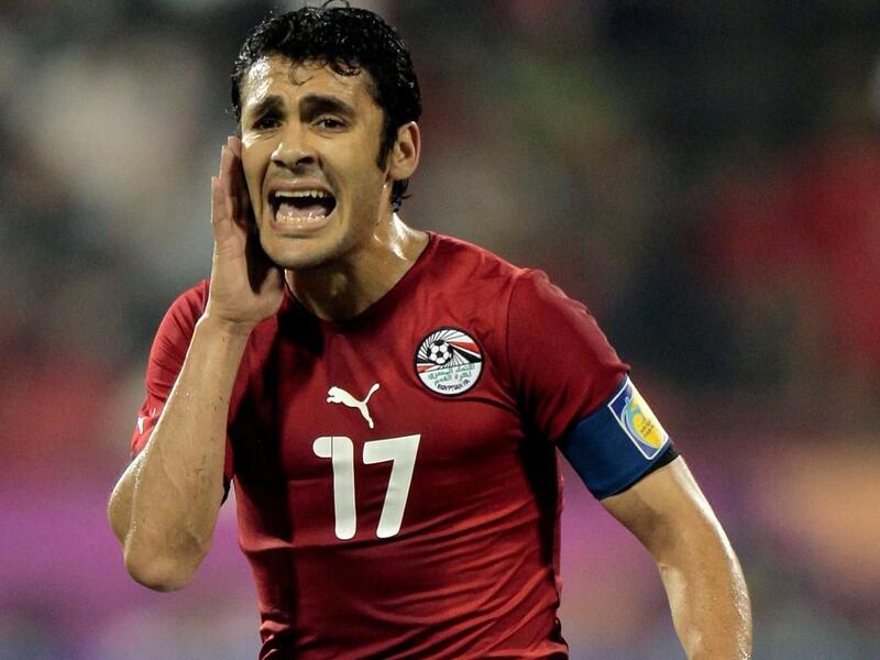 لاعب الوسط المصري أحمد حسن: خاض 184 مباراة دولية ما بين عامي 1995 و2012 (16 عاماً و145 يوماً).