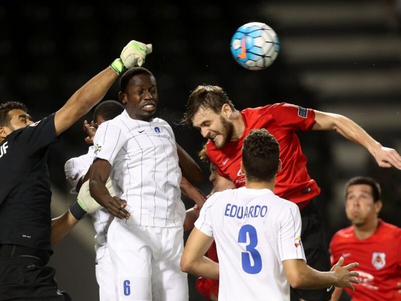 صراع على الكرة بين لاعب الهلال السعودي عبد الملك الخيبري (يسار) ونايثان أوتافيو لاعب الريان القطري خلال مواجهة الفريقين ضمن دوري أبطال آسيا.